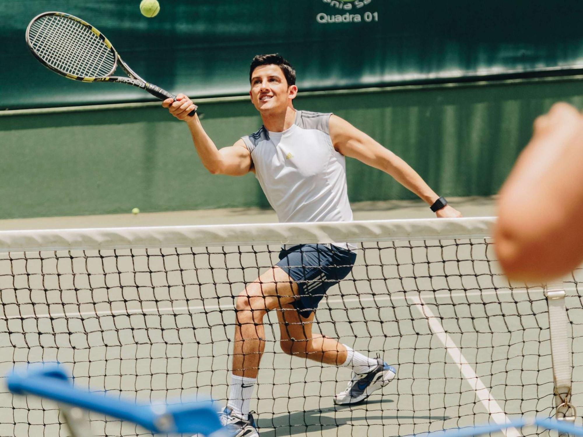 Grand Mercure Sao Paulo Ibirapuera Εξωτερικό φωτογραφία A player hits a backhand