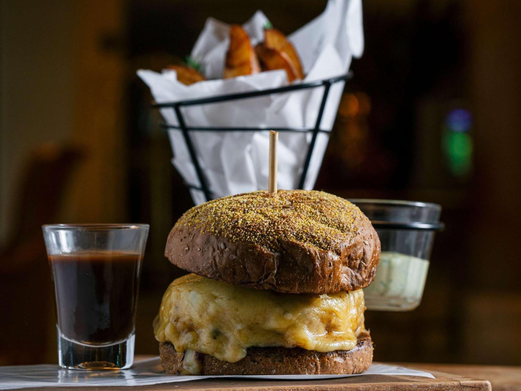 Grand Mercure Sao Paulo Ibirapuera Εξωτερικό φωτογραφία A cheeseburger with a shot of espresso