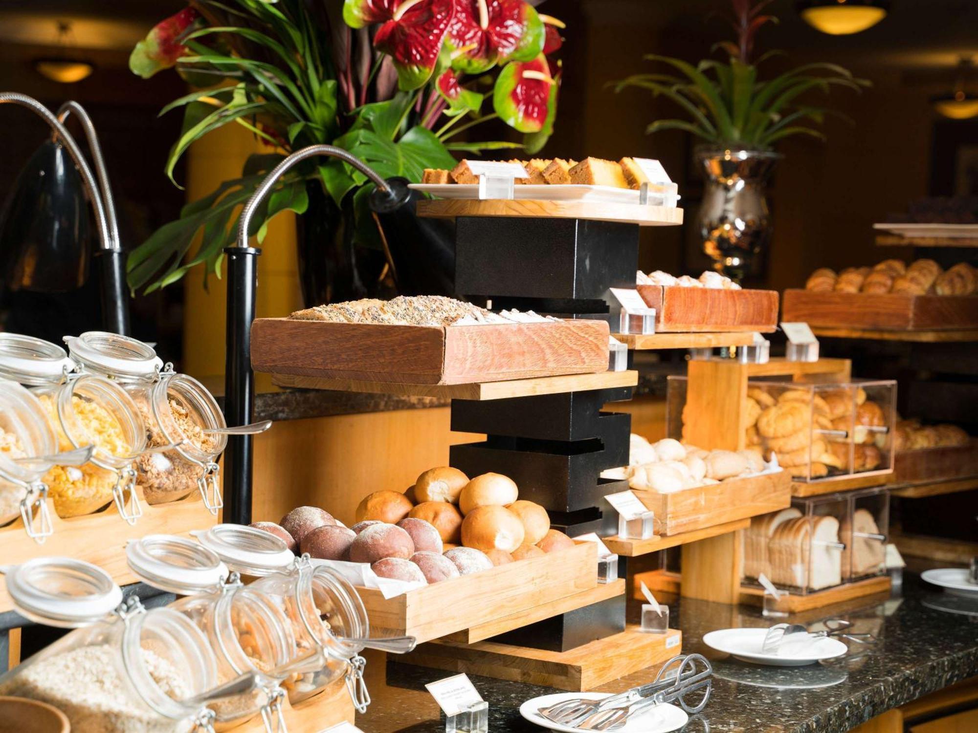 Grand Mercure Sao Paulo Ibirapuera Εξωτερικό φωτογραφία A breakfast buffet