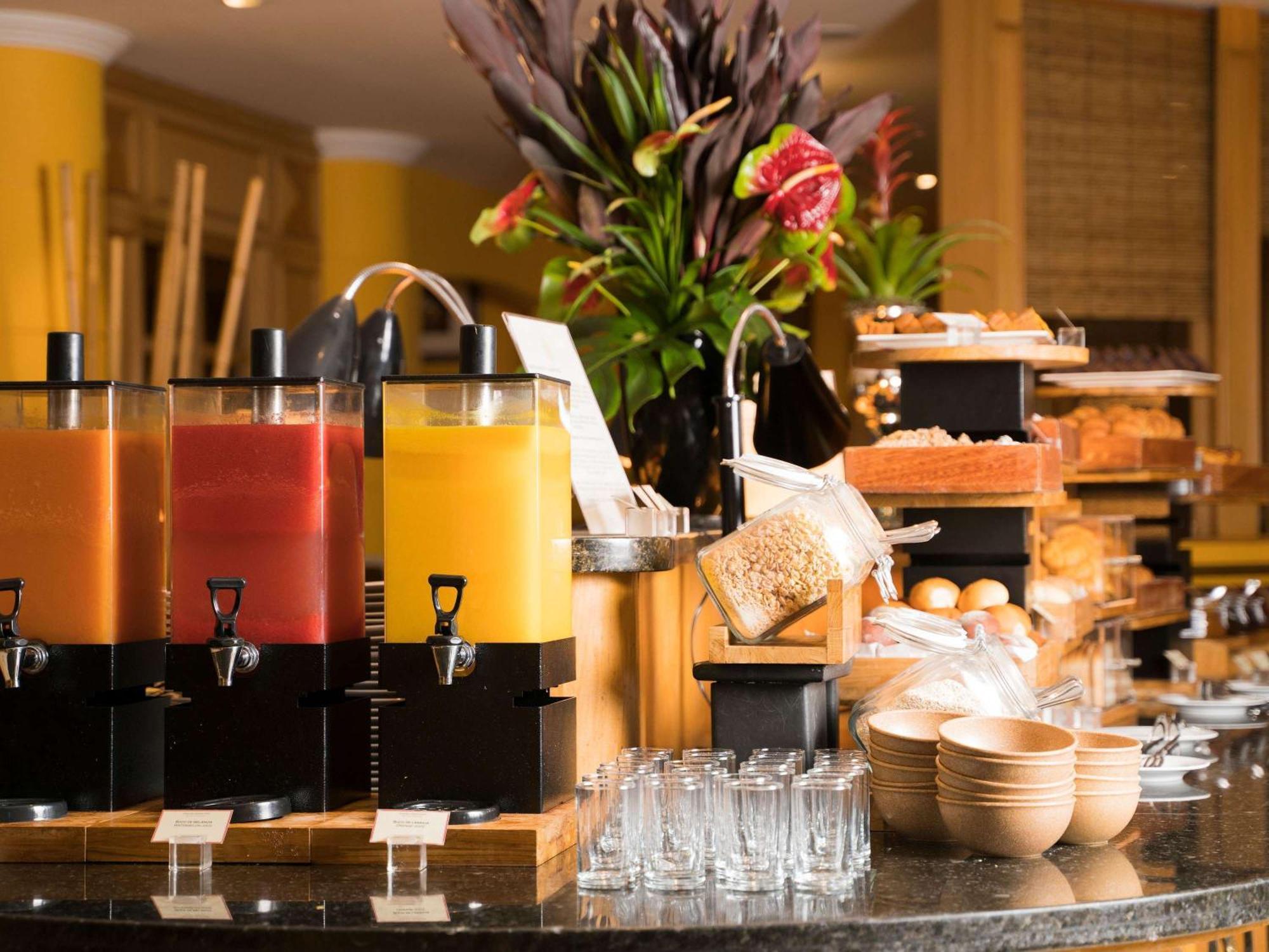 Grand Mercure Sao Paulo Ibirapuera Εξωτερικό φωτογραφία A breakfast buffet